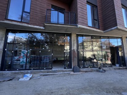 Фасадне приміщення біля дороги на 7 станціі Великого Фонтану. 