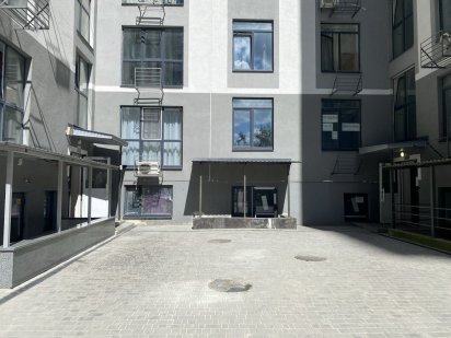 Комерція біля метро Вирлиця Київ