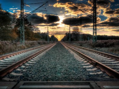 Продаж складу з землею 2.5 гектар  +жд-вітка Львів