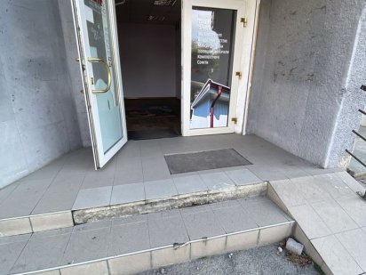 Комерція в центрі. Вул. Коновальця. Біля дитячої лікарні. Івано-Франківськ