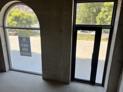 Фасадне приміщеня з окремим входом 