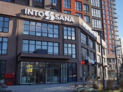 Фасадна будівля вільного призначення 