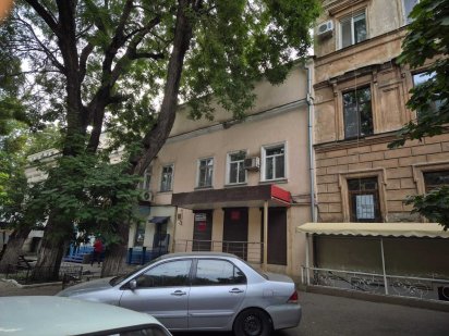 Нежитлове приміщення, перший поверх, загальна площа 245,6 кв.м. 