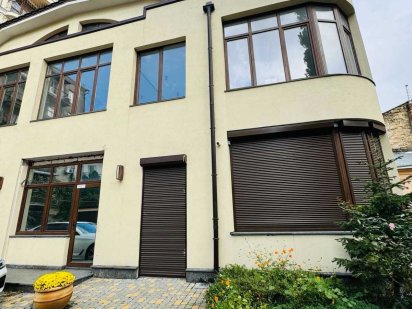 Здание с лифтом в Центре 