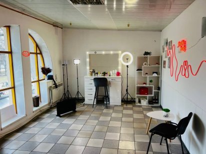 Місце для майстра манікюру чи зачісок. Центр Кам'янець-Подільський