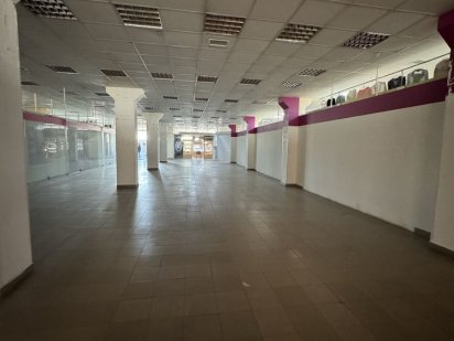 Здається торгова площа в центрі міста Кам'янець-Подільський