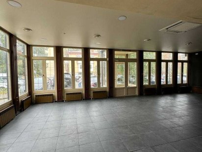 Центр міста. Відкрита площа.  
Оренда можлива під магазин, кафе, тощо Хмельницький