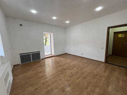 2 кімнатний офіс в центрі, з окремим входом