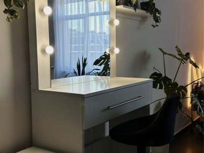 Здається місце бровіст, візажист, майстер зачісок. Є геніратор Хмельницький