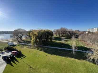 Оренда офісу в БЦ Парус. Є переговорна, кухня, балкон та меблі. Хмельницкий