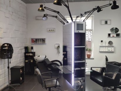 Аренда місця для перукаря,майстра манікюру,бровіст,косметолог, масаж. 