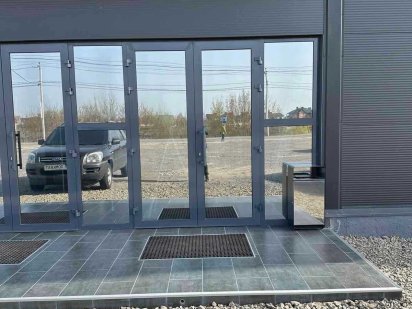 Торгово-складське/Офісне приміщення 630кв.м, Фасад, 1й поверх. Погреби Погребы