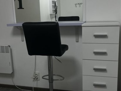 Робоче місце бровіста/візажиста/майстра по зачіскам Хотів