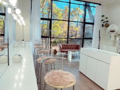 Оренда робочих місць в студії краси в центрі міста Годилів