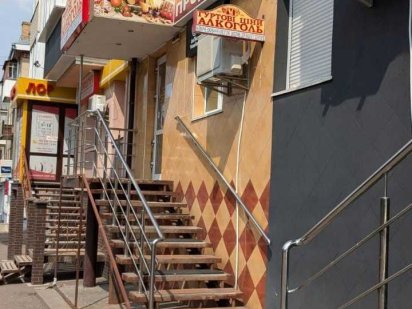 ФАСАДНЕ приміщення на Степана Бандери зупинка поруч Рівне