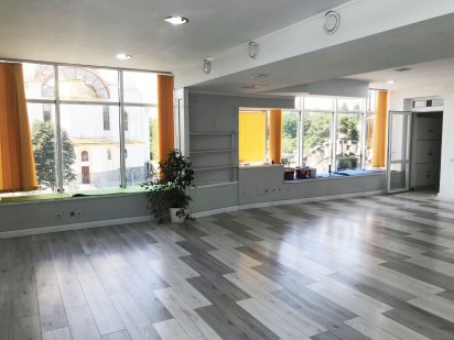 Оренда салону, офісу, магазину 78 м2 в ТЦ (без відключень світла) Черновцы