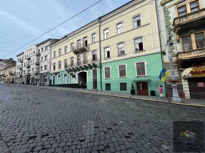 Приміщення біля Центральної площі Головна Фасад Черновцы