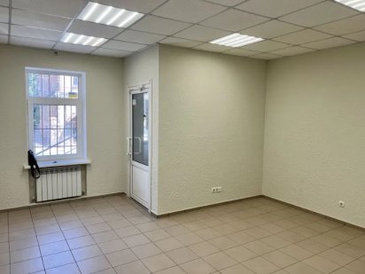 Сдам торгово-офисное помещение 52 кв. на красной линии Артема Дніпро