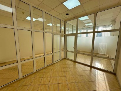 Двоповерховий офіс з генератором в БЦ, 81 м.кв., метро Дорогожичи Киев