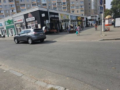 Независимости ул, рядом супермаркет, 75 метров, магазин, витрины. Чернигов