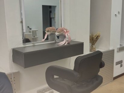 Сдам місце для майстра Манікюра, зачіскам, бровість, візажист  Центр Дніпро