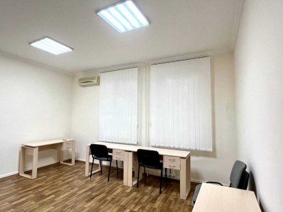 Комфортний офіс площею 24 м2 на Подолі на 1 поверсі офісного центру Киев