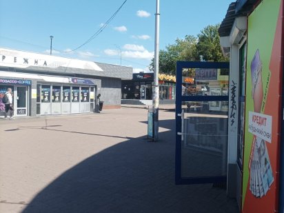 Здається маф метро Левобережна біля входу в метро 30м² Київ