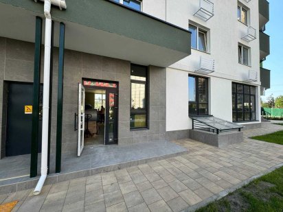 ФАСАД 70м2 два входи навколо 5 будинків і школа Сирецькі Сади Киев