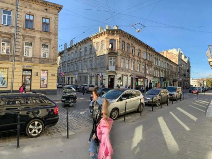 Оренда фасадного приміщення на КУЛІША 600дол Львов