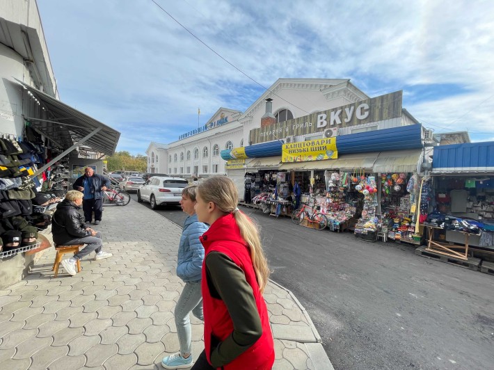 Торговое помещение на Ц.рынке 55 кв.м. проходняк цена 20000 грн/мес - фото 1