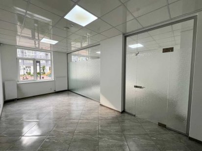 Приміщення з фасадним входом у новобудові в районі вулиці В. Великого Львів