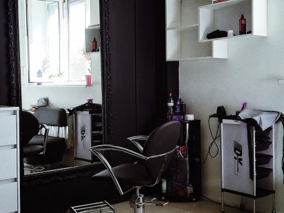 Здається в оренду місце перукаря в салоні є витяжка для кератину Бровари