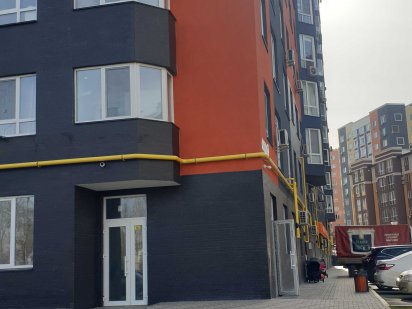 Комерція . Фасад. 2 входи і 2 вікна. Канікули. Ирпень