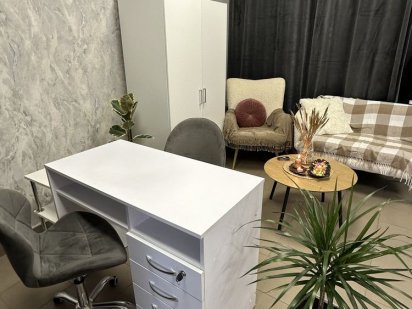 Оренда стола для майстра манікюру на педикюру в центрі ІФ Івано-Франківськ