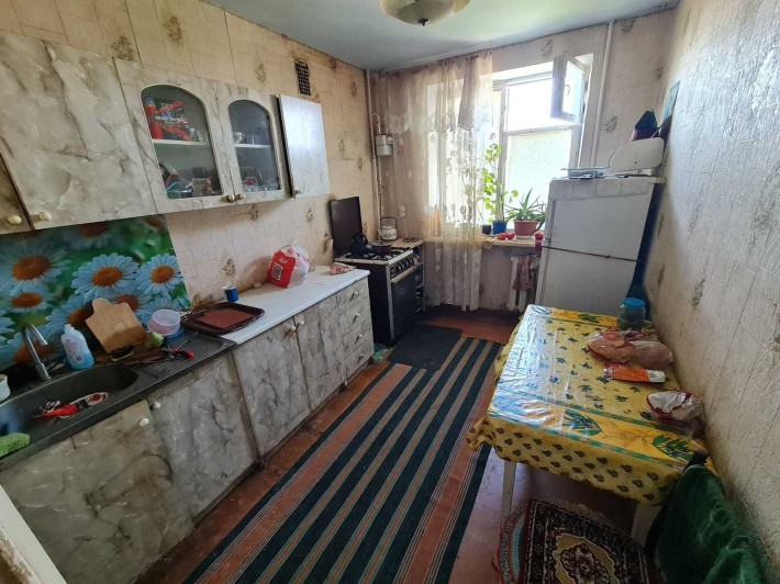 Продам 4 кімнатну квартиру на центральній вулиці Чорноморська - фото 1