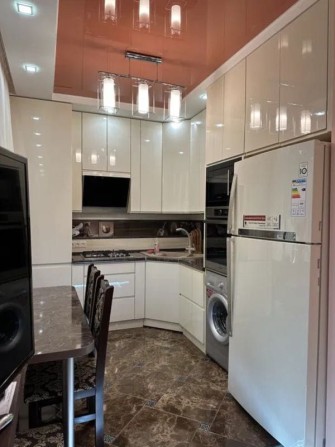 Продам 2 комнатную квартиру с ремонтом,сталинка, центр - фото 1