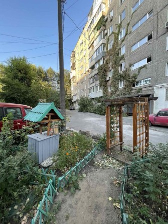 Продам 2 -х комнатную в центре  города на ул.Воскресенская 40000 $ - фото 1