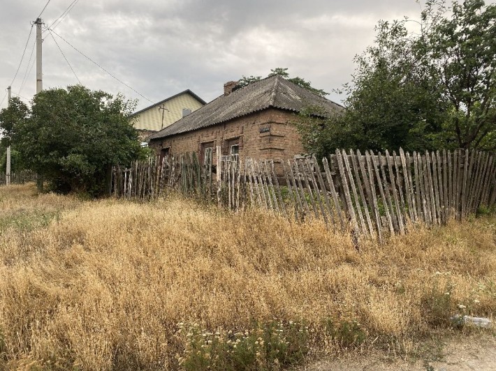 Вуглова ділянка з будинком , з комунікаціями - фото 1