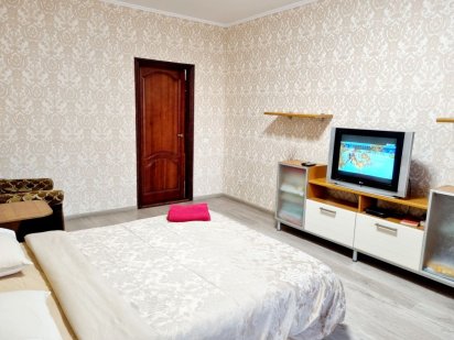 Сдам  затишну 1к кв на Харківському. Документи. Можна на 1-3 місяці. Киев