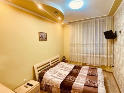 2 кім біля Оперного театру та площі ринок Львів