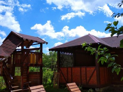 Славсько. Садиба на 6 ос. біля річки. Славское