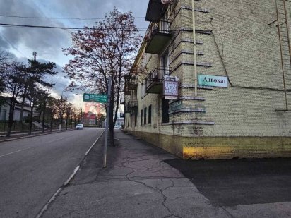 Продам частину другого поверху в будівлі Каменское