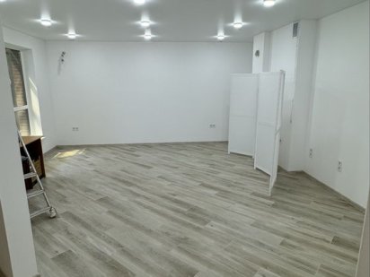 Помещение с хорошим ремонтом, отдельный вход. Можно под салон красоты. Гостомель