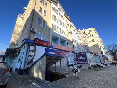 Продам 2-поверховий майновий комплекс в самому центрі міста Кам'янець-Подільський