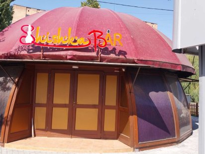 Продається діючий готовий комплекс м - н Жовтневе навпроти Сільпо Кам'янець-Подільський