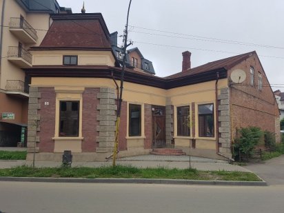 Особняк та земельна ділянка для комерції і забудови в центрі Коломиї Коломия