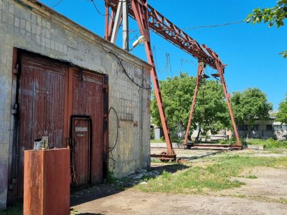 Продам виробниче приміщення гараж територія з козловим краном Лубны