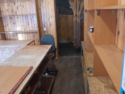 Продам в м.Мерефа магазин та ангар  з 9/25 житлового будинку Мерефа