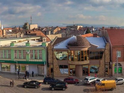 Продам отдельно стоящее двухэтажное фасадное  здание, г. Мукачево. Мукачево