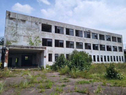 Комплекс нежитлових будівель з земельною ділянкою в м. Сарни Сарны